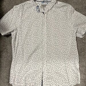Short sleeved buttoned shirt